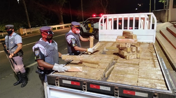 Droga apreendida pela polícia na Rodovia Marechal Rondon, em Mirandópolis (Foto: Divulgação/Polícia Rodoviária)
