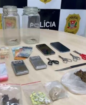 Além da prisão dos suspeitos, foram apreendidos drogas e diversos itens utilizados na comercialização de entorpecentes (Foto: Reprodução/Região Noroeste)