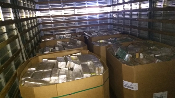 Polícia Rodoviária apreendeu um caminhão carregado com grande quantidade de maconha em Birigui — Foto: Arquivo Pessoal