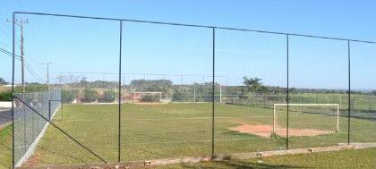 Prefeitura constrói alambrados em campinhos de bairros