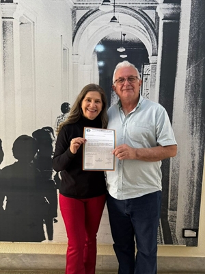 Mara Ruza e o prefeito de Parisi, Oclair Bento, na sede da Secretaria da Educação do Estado de São Paulo (Foto: Prefeitura de Parisi)