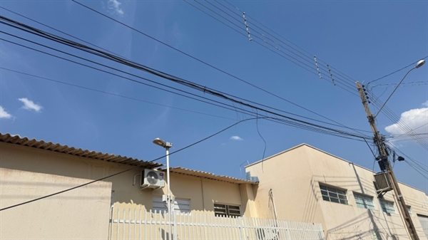 A Prefeitura pediu a ajuda da população para mapear os fios pendurados pela cidade para que sejam removidos (Foto: Prefeitura de Votuporanga)