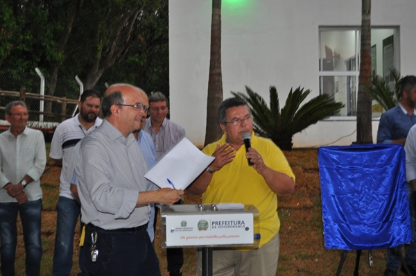 Prefeito João Dado e o deputado estadual Carlão Pignatari durante a assinatura do convênio (Foto: Daniel Castro/A Cidade)