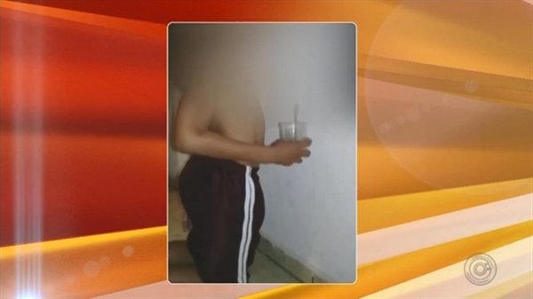 Vídeo mostra criança ajoelhada e comendo arroz cruz com óleo em Bálsamo — Foto: Reprodução/TV TEM