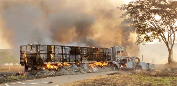 Veículos pegaram fogo em Olímpia (Foto: Arquivo Pessoal)