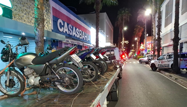 A PM dispersou a “algazarra” de motociclistas no centro de Votuporanga; cinco motos apreendidas por irregularidades (Foto: Divulgação)
