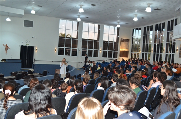 Psicóloga Rosemary de Souza Morais ministrou palestra na Câmara