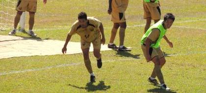 Alvinegra treina com Uélison na lateral-esquerda