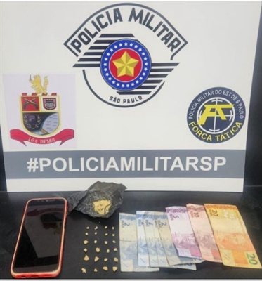  Foram encontradas com o jovem, várias porções de crack, além de uma quantia em dinheiro e um aparelho celular (Foto: Divulgação)