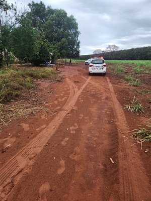 A vítima foi resgatada pela Polícia Militar de um sítio, após denúncias feitas por familiares da mulher agredida (Foto: Reprodução)