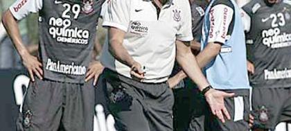 Jogadores do Corinthians sofrem com calor da Bahia