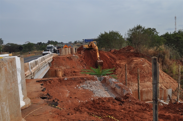 Pontes que caíram na rodovia Péricles Belini começam a ser reconstruídas (A Cidade)