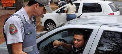 Agentes e policiais militares orientam motoristas