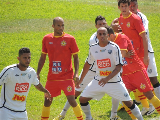 Alvinegra ficou presa na forte marcação do Atlético Sorocaba (A Cidade / Jociano Garofolo)