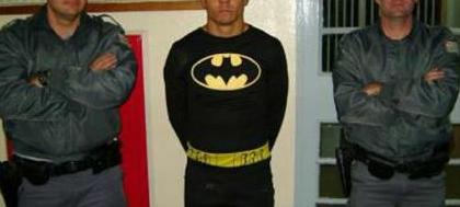 PM prende ladrão que se fantasiava de Batman