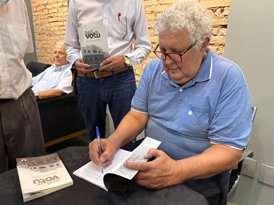 José Carlos Pontes autografou livros e fez dedicatórias especiais para os presentes  (Foto: Unifev)