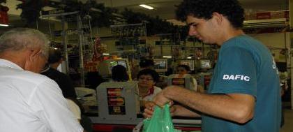 Supermercados voltam a funcionar aos domingos
