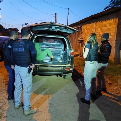 Policiais civis da DIG de Votuporanga prenderam na manhã desta terça um homem acusado de matar um jovem em Riolândia (Foto: Divulgação)