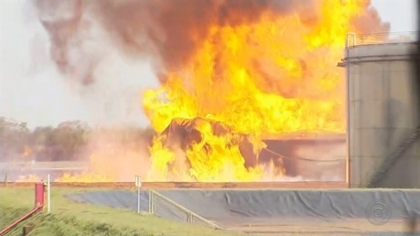 Fogo atingiu tanque de etanol em usina de Nova Independência — Foto: Reprodução/TV TEM