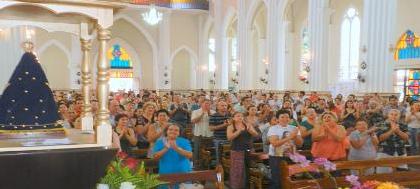 Fiéis enchem a igreja para celebração de Nossa Senhora