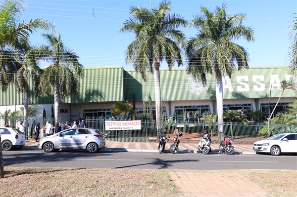 Posto volante que fica no salão social do Assary Clube de Campo tem plantão de vacinação contra a Covid neste sábado (31), das 8h às 16h (Foto: Prefeitura de Votuporanga)