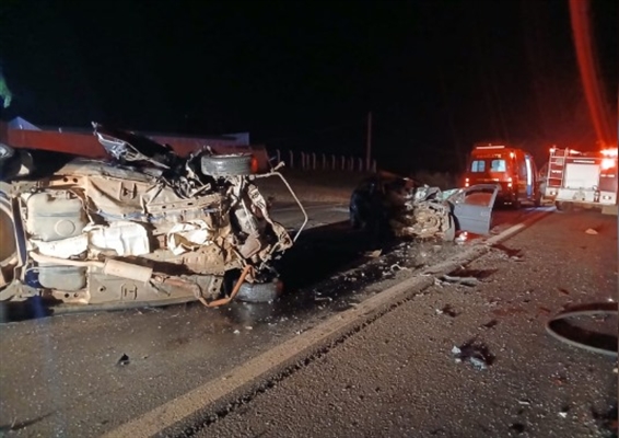 A colisão frontal envolveu dois veículos e aconteceu na rodovia Péricles Bellini, entre Votuporanga e Nhandeara (Foto: Divulgação)