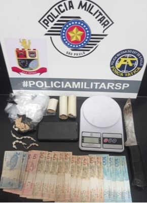 Toda droga foi apreendida pela Polícia, o homem recebeu voz de prisão e foi conduzido ao Plantão Policial (Foto: Divulgação)