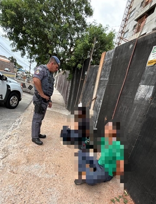Policiais Militares da Atividade Delegada prenderam os dois ladrões responsáveis pelo furto ao supermercado (Foto: Divulgação)