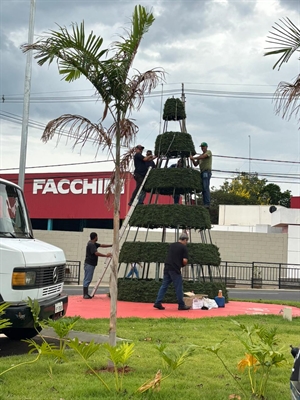 Servidores da Secretaria de Cultura começaram a instalar a decoração natalina no centro e na zona Norte de Votuporanga (Foto: Prefeitura de Votuporanga)