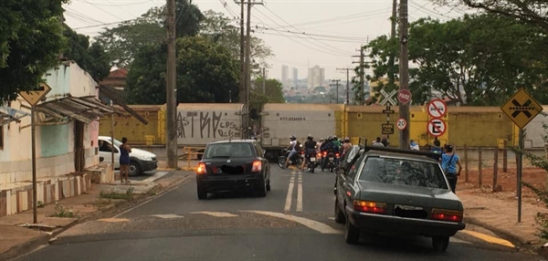Os moradores estão irritados com o bloqueio que o trem provoca na única via de acesso aos bairros da zona Sul (Redes sociais)