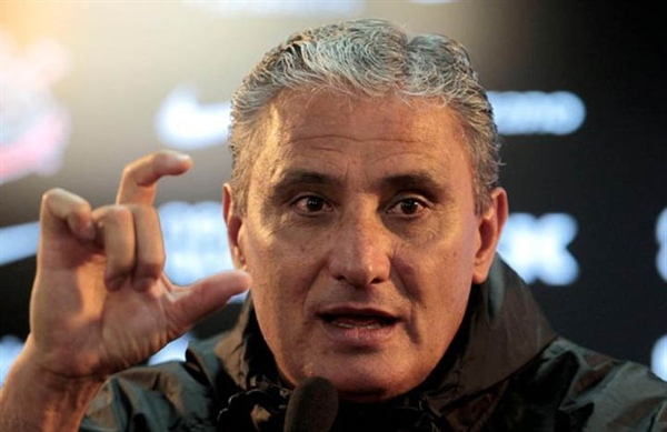 Tite recua em discurso, muda time e arrisca esquema para conter crise