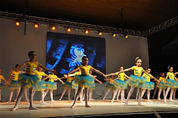 Cerca de 500 alunas apresentarão os estilos: ballet clássico, dança contemporânea, jazz, baby class e neoclássico (Foto: Prefeitura de Votuporanga)
