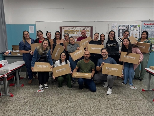 A entrega dos notebooks faz parte de um conjunto de ações voltadas ao desenvolvimento da educação em Parisi (Foto: Prefeitura de Parisi)