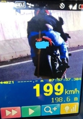 A Polícia Rodoviária flagrou neste fim de semana, um motociclista trafegando a cerca de 200 km/h na região  (Foto: Divulgação)