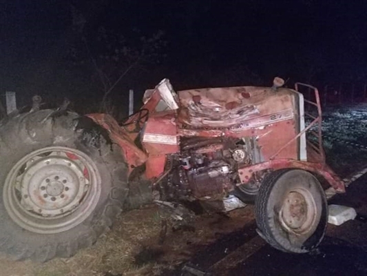 Trator que se envolveu em acidente na rodovia em Penápolis — Foto: Arquivo Pessoal