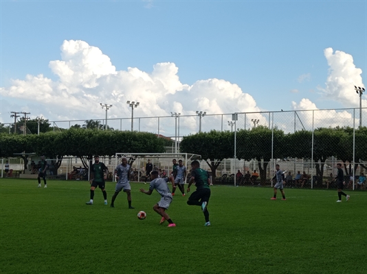 Votuporanguense e Rio Preto fizeram um jogo-treino na tarde de ontem no campo do Assary (Foto: A Cidade)