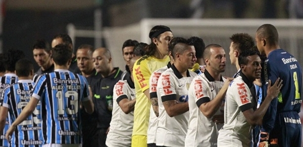 Corinthians e Grêmio revivem rivalidade e tentam fugir de má fase