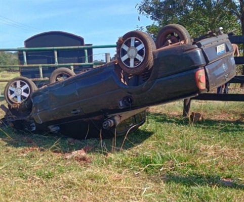 A mulher que conduzia o veículo perdeu o controle, e o carro acabou capotando às margens da rodovia (Foto: Reprodução)