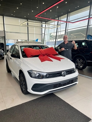 Oclair Bento, prefeito de Parisi, recebeu um veículo Volkswagen Polo Track zero quilômetro (Foto: Prefeitura de Parisi)