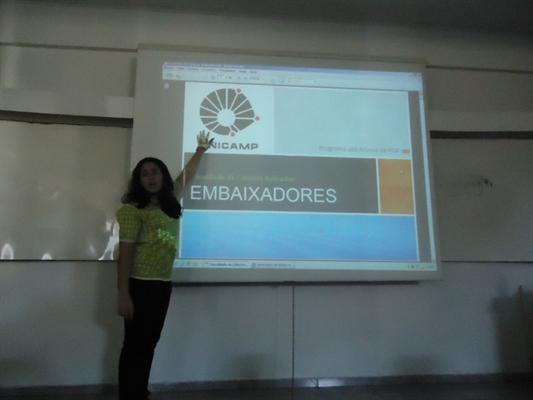 Marina em sua apresentação aos alunos do Piconzé/Anglo