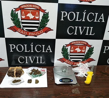 Os policiais da Dise apreenderam um tijolo de maconha, quatro porções da droga e material usado na embalagem (Foto: Divulgação/Dise)