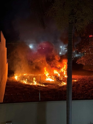 O carro foi completamente destruído pelo incêndio na noite de anteontem e as causas do fogo agora serão investigadas (Foto: Reprodução)