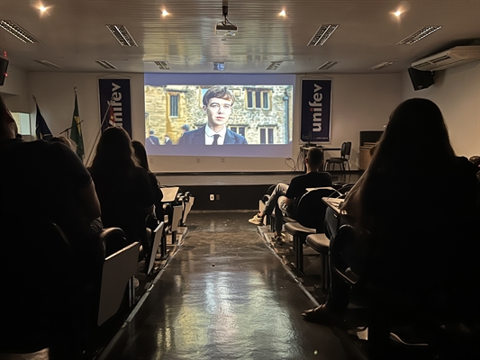 Exibição do filme "O Jogo da Imitação" foi seguida de análise da obra por alunos de Ciências Contábeis e Administração da Unifev  (Foto: Unifev)