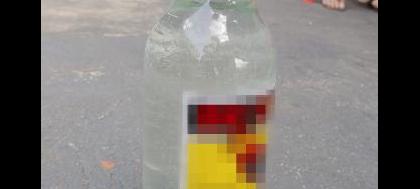 Adolescentes bebem cachaça com mendigos 