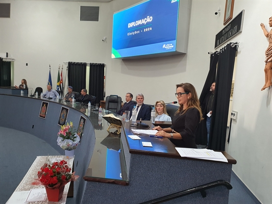 A Câmara de Votuporanga foi o palco ontem da cerimônia de diplomação dos prefeitos, vices e vereadores eleitos da Comarca (Foto: A Cidade)