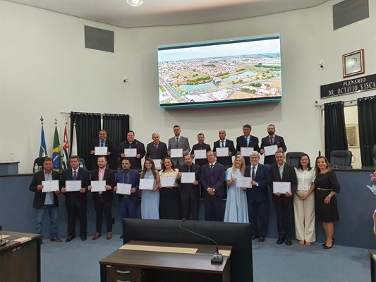 Jorge Seba, seu vice Torrinha e os 15 vereadores eleitos por Votuporanga foram diplomados na manhã de ontem (Foto: A Cidade)