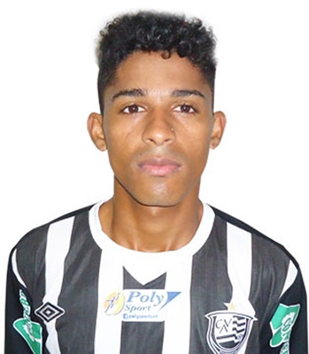 Lateral direito Manjinha aposta nas bolas cruzadas