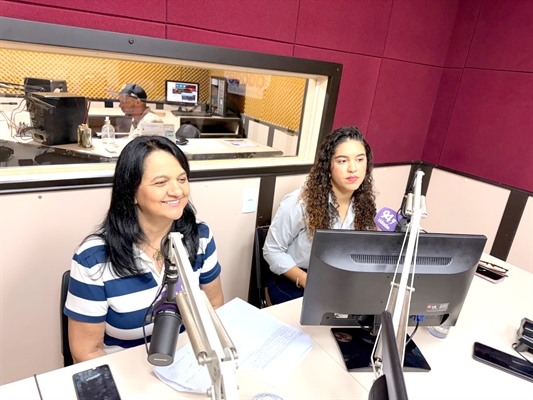 Coordenadora do curso, professora Elimeire Alves de Oliveira, e a aluna Manuela Alves, do 8º período de Pedagogia (Foto: A Cidade)