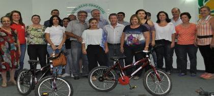 ACV entrega prêmios para ganhadores
