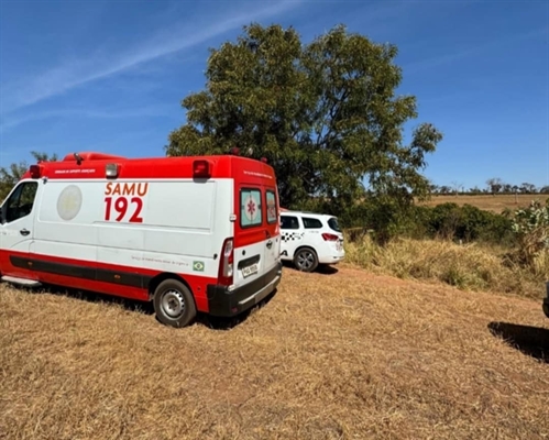 O corpo estava próximo a uma árvore e vestia roupas de trabalho, com uma bolsa ao lado (Foto: Divulgação)